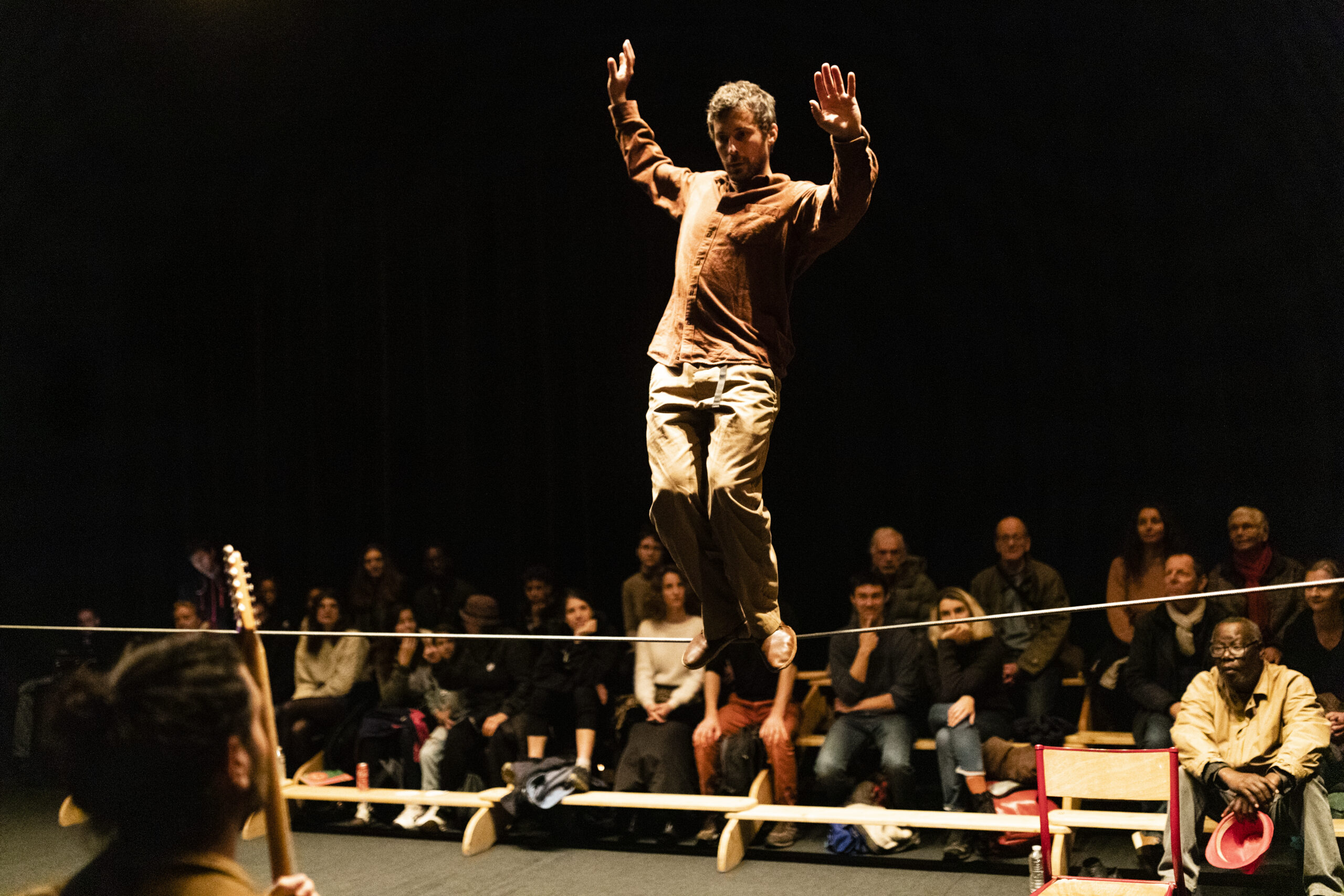 ROBERT N’A PAS DE PAILLETTE / Cie La Fauve – Cirque • Saison culturelle de l’Ernée